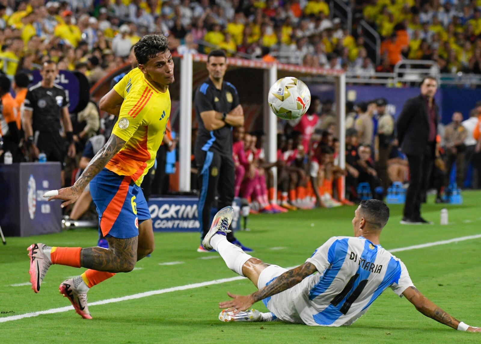 Richard Ríos disputa un balón en la final de la Copa América 2024.