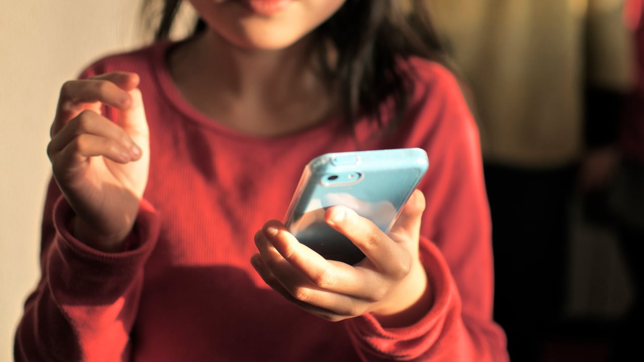 Una recomendación oficial reabrió el debate sobre niños y pantallas.