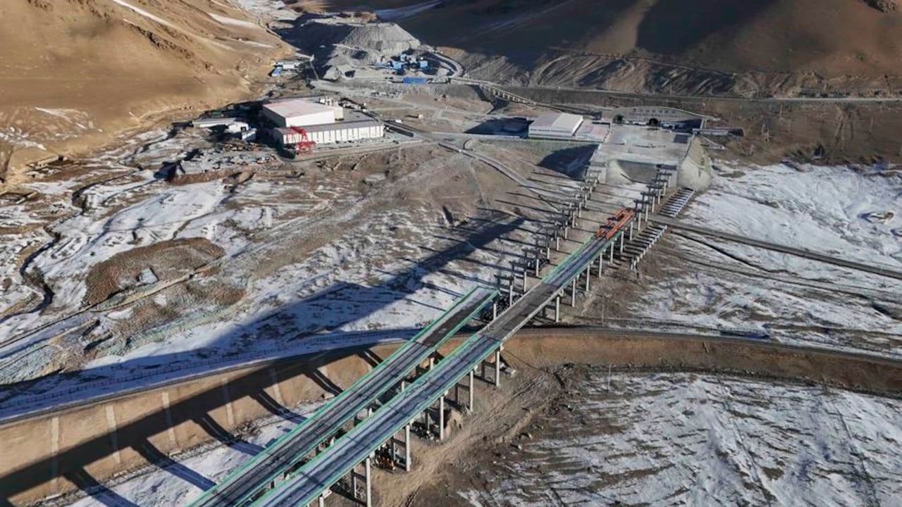 China construyó el túnel de autopista más largo del mundo