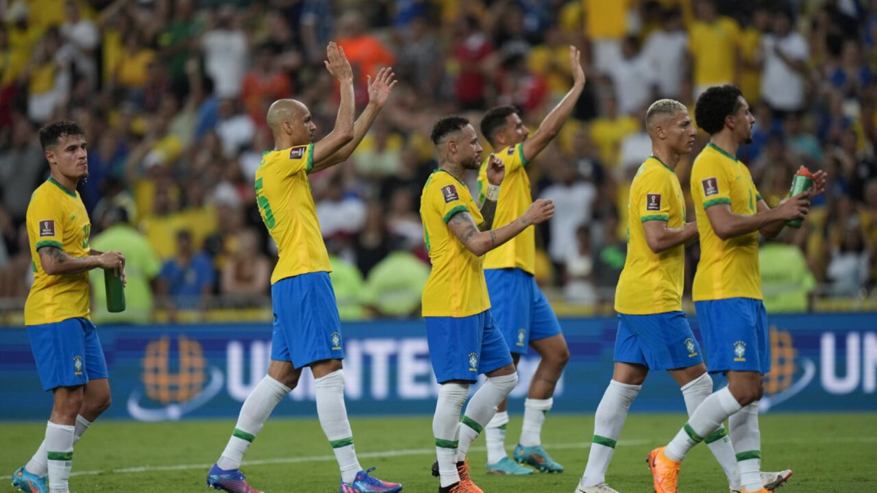 Los jugadores de Brasil celebran tras la victoria 4-0 ante Chile en las eliminatorias del Mundial en el estadio Maracaná de Río de Janeiro, el 24 de marzo de 2022. (AP/Silvia Izquierdo)