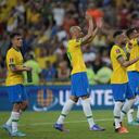 Los jugadores de Brasil celebran tras la victoria 4-0 ante Chile en las eliminatorias del Mundial en el estadio Maracaná de Río de Janeiro, el 24 de marzo de 2022. (AP Foto/Silvia Izquierdo)