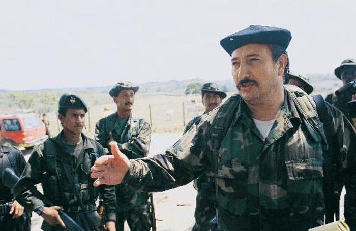  Jorge Briceño. Mono Jojoy dialogando con los guerrilleros.