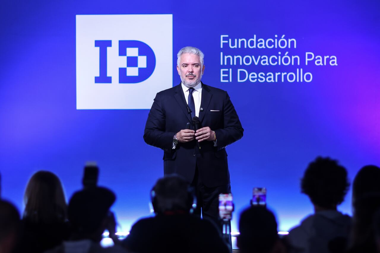 Bogotá. Julio 02 de 2025. El expresidente de Colombia , Iván Duque, presentó su más reciente libro, Fuerza y verdad: conversaciones en Oxford sobre el futuro del humanismo, en un conversatorio que se realizó en la Fundación Innovación para el Desarrollo.