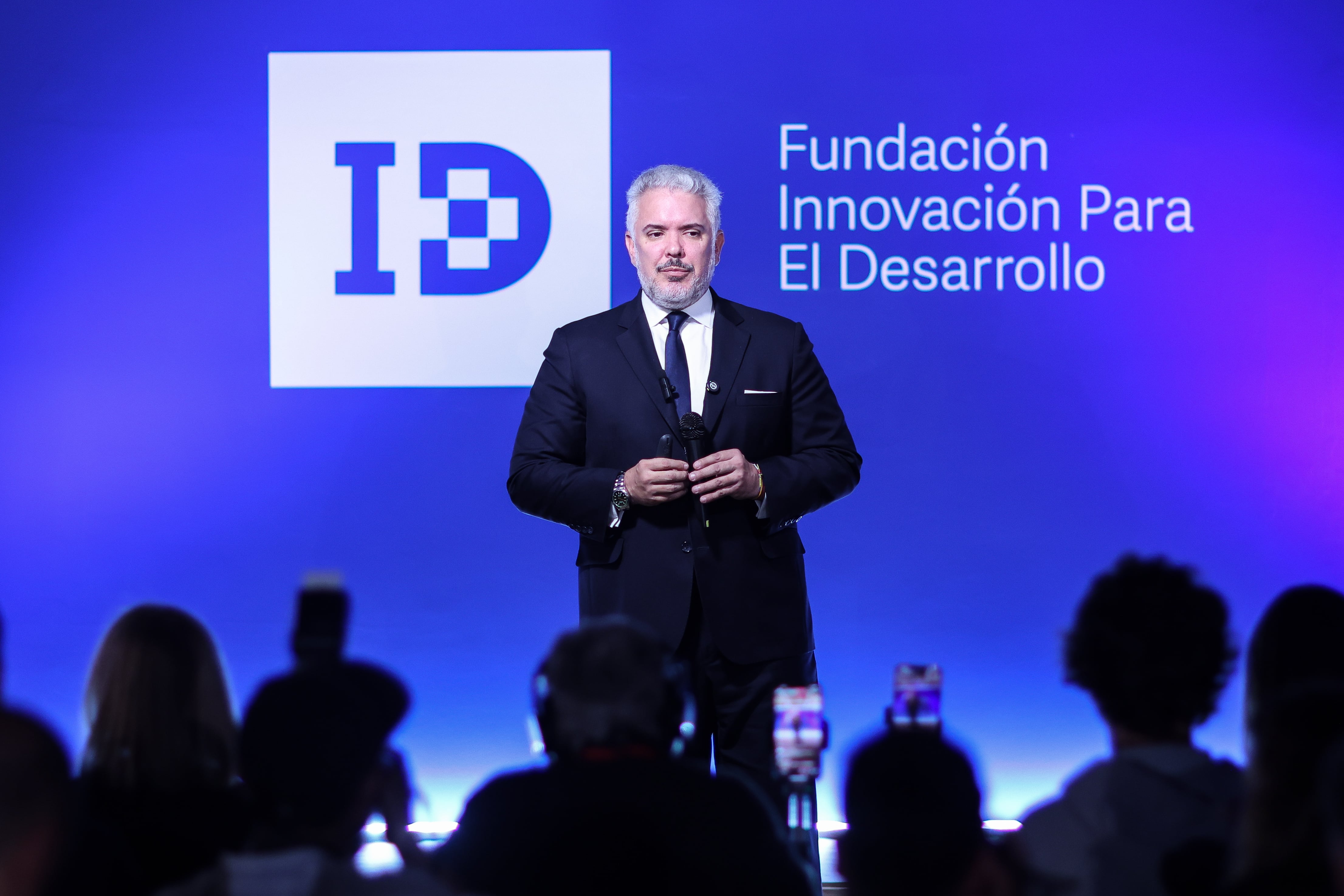 Bogotá. Julio 02 de 2025. El expresidente de Colombia , Iván Duque, presentó su más reciente libro,  Fuerza y verdad: conversaciones en Oxford sobre el futuro del humanismo, en un conversatorio que se realizó en la Fundación Innovación para el Desarrollo.