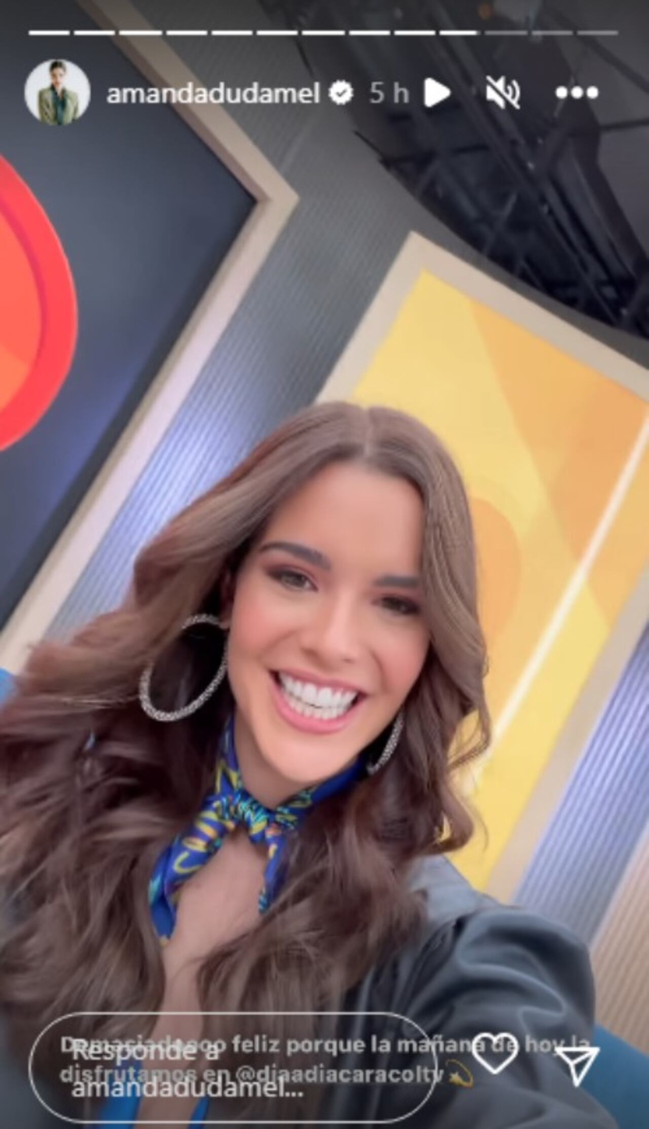 La reina de belleza manifestó lo feliz que estaba de estar en Colombia.