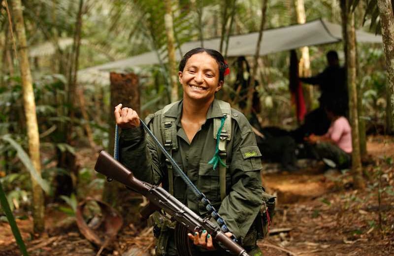 Como paramédica, a Jacqueline le ha tocado ser testigo de los peores dolores de la guerra. La mutilación, el sufrimiento, los cuerpos destrozados. Sueña con estudiar medicina y ser una ciudadana del común.