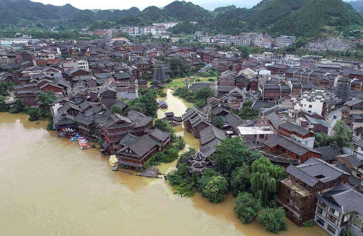 Esta es la antigua ciudad de Xiasi, que es parte de la ciudad de Kaili, en China. La imagen es del  23 de junio. Las inundaciones y deslizamientos de tierra en el sur de China han dejado muertos y a cientos de familias sin techo. Foto: Chinatopix a través de AP