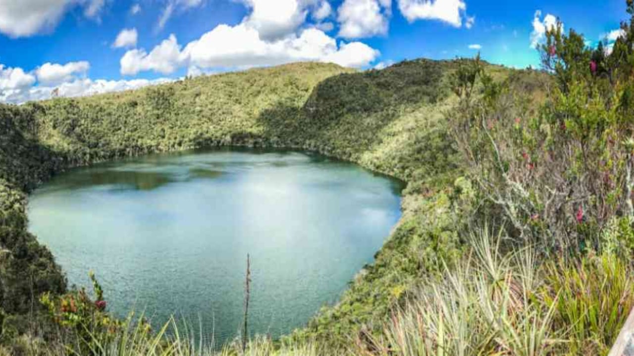 Según la leyenda de El Dorado los indígenas arrojaban ofrendas a la Laguna de Guatavita para rendir tributo a los dioses. Foto: Corporación Autónoma Regional de Cundinamarca (CAR).
