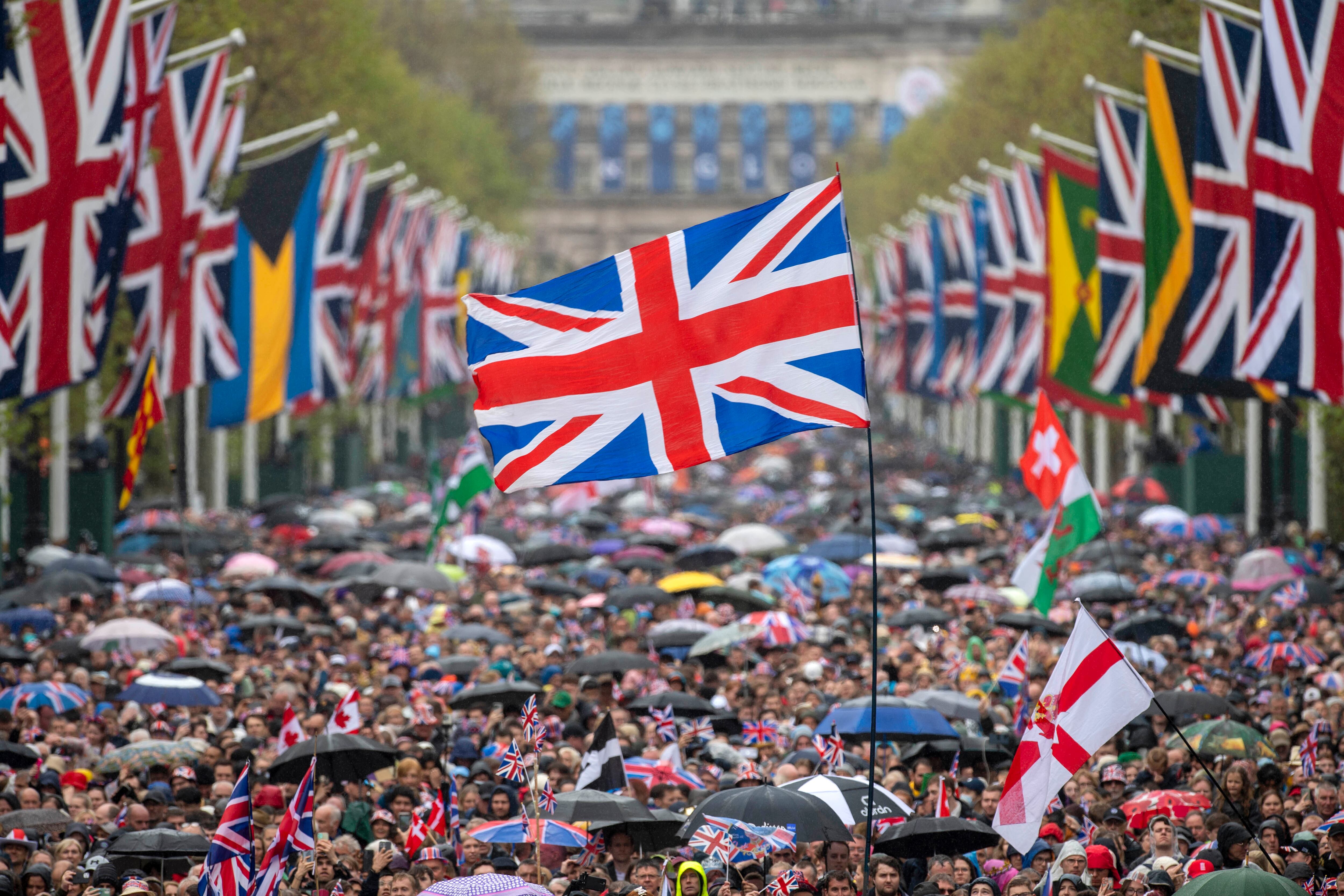 La gente se reúne en The Mall durante la coronación del rey Carlos III y la reina Camila en Londres