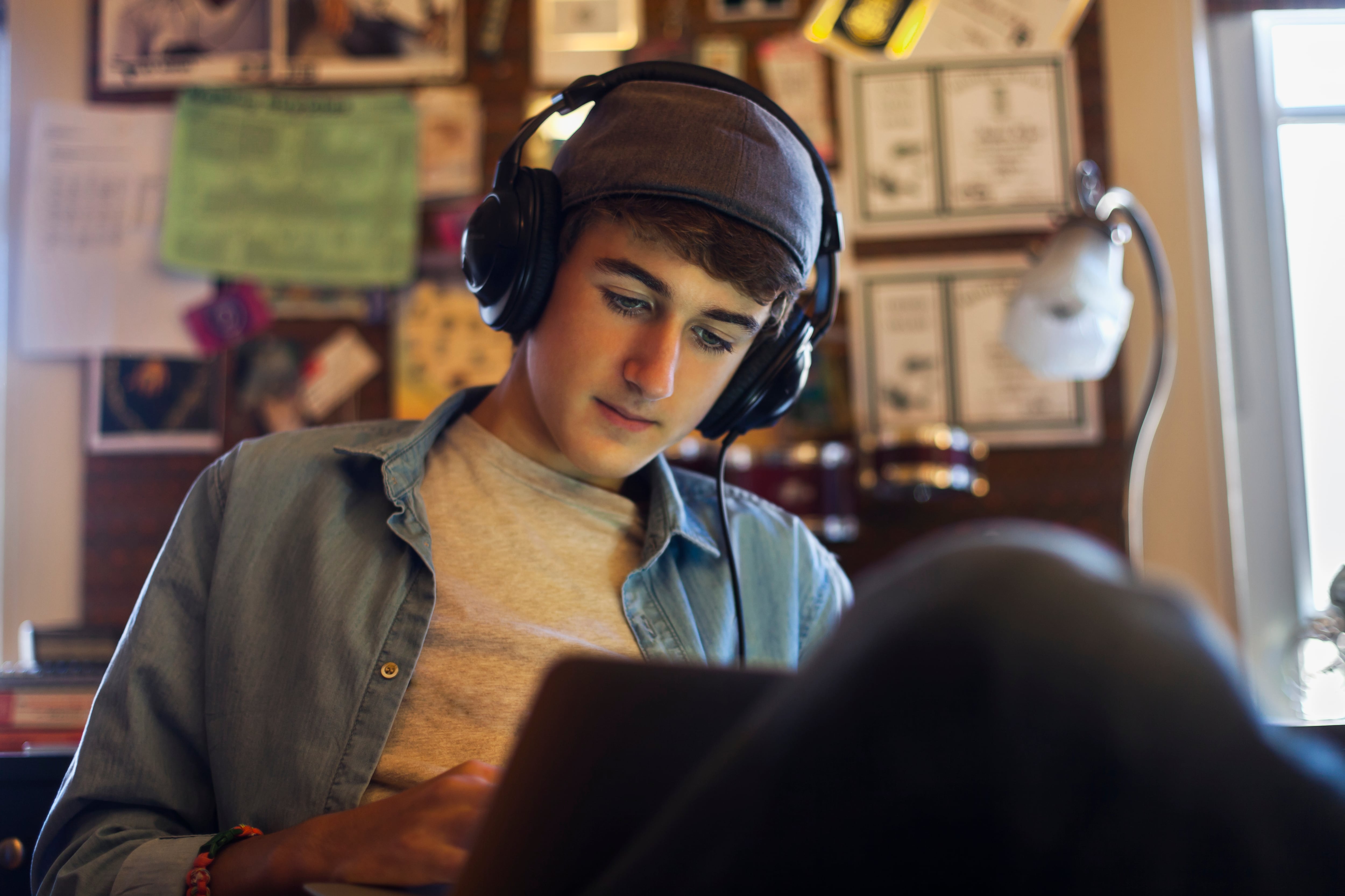 Estudio reveló que los adolescentes en Estados Unidos tienen más dificultades para identificar contenidos falsos en internet