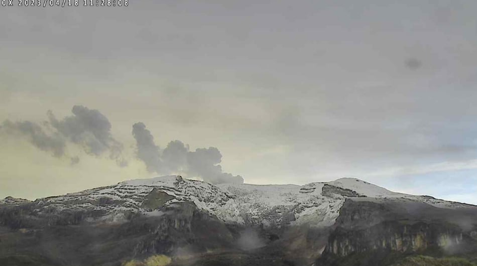 Panorámica del volcán Nevado del Ruiz en la mañana de este martes 18 de abril.