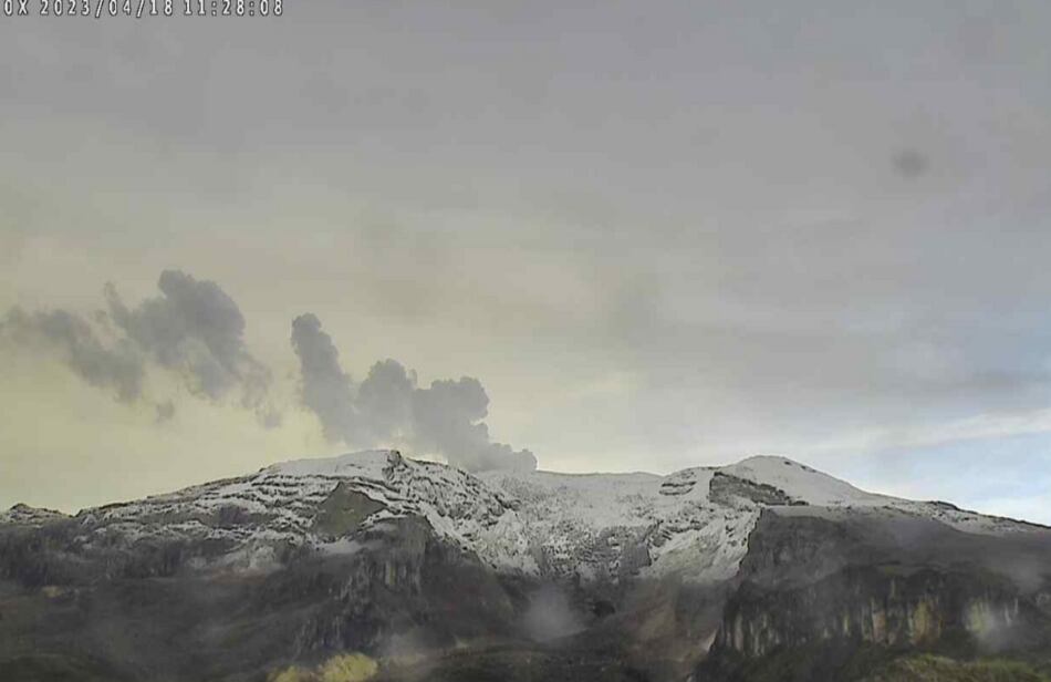 Panorámica del volcán Nevado del Ruiz en la mañana de este martes 18 de abril.