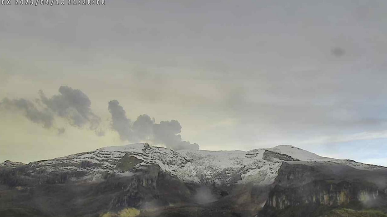 Panorámica del volcán Nevado del Ruiz en la mañana de este martes 18 de abril.