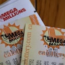 En esta ilustración fotográfica, los boletos de lotería Mega Millions se muestran el 1 de agosto de 2023 en San Anselmo, California.