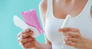 Exalumnas comentan que no podían mencionar las toallas higiénicas por su nombre en algunas instituciones educativas.