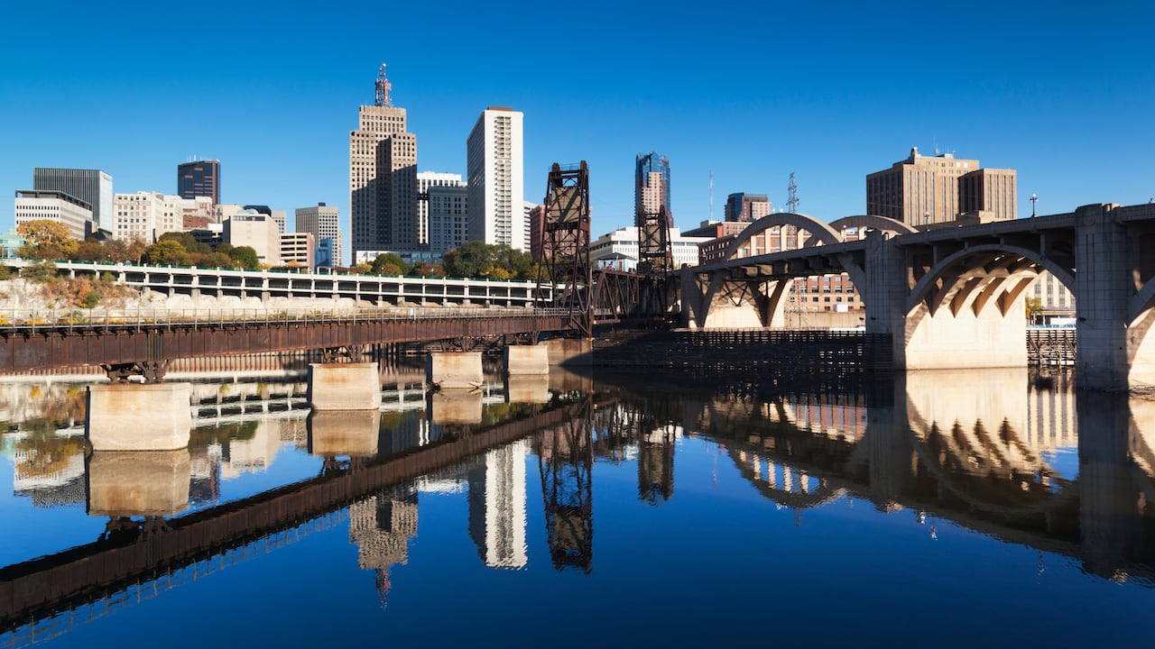 EE. UU., Minnesota, Minneapolis, St. Paul, horizonte desde Raspberry Island