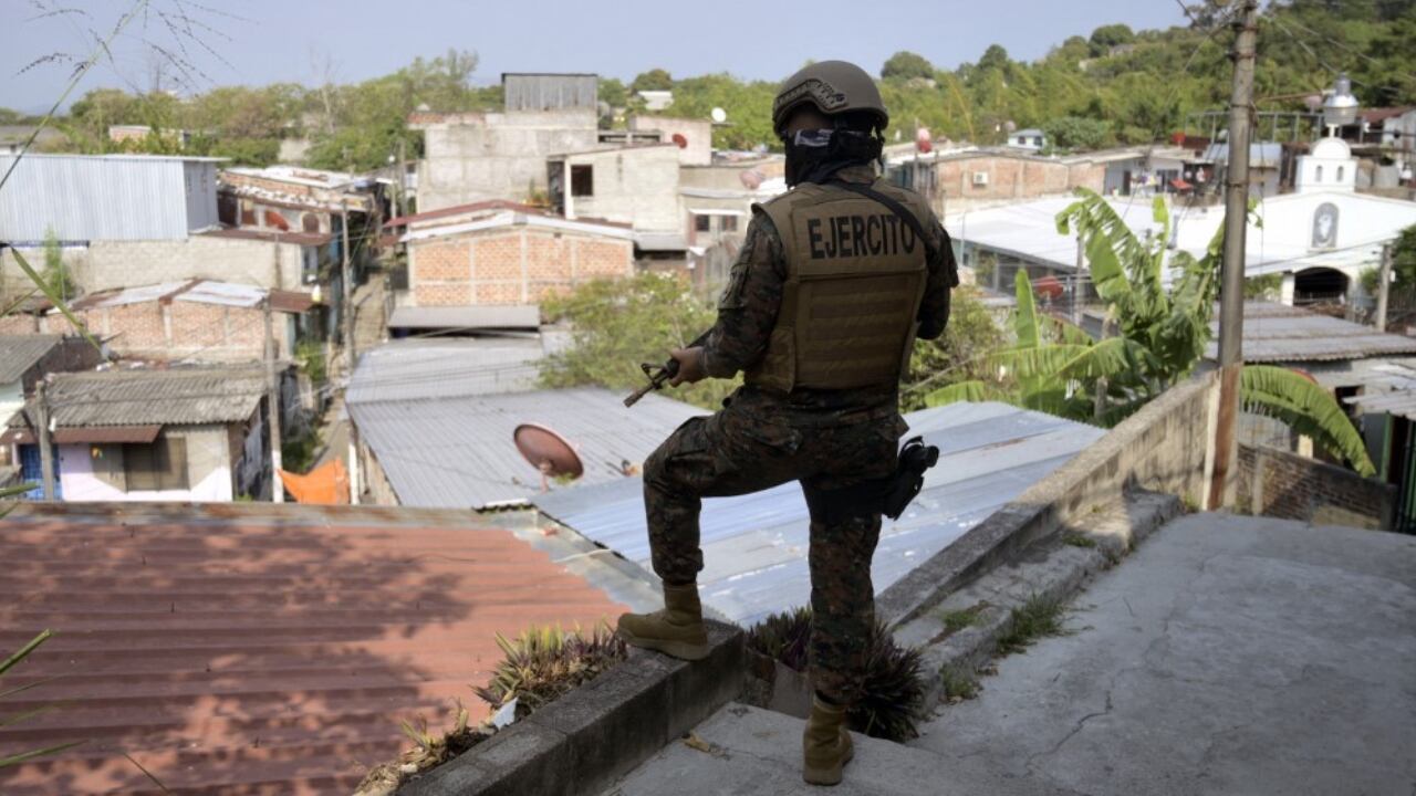 AI afirma que en medio de la persecución a las maras, cientos de personas vulnerables también sufren las consecuencias.