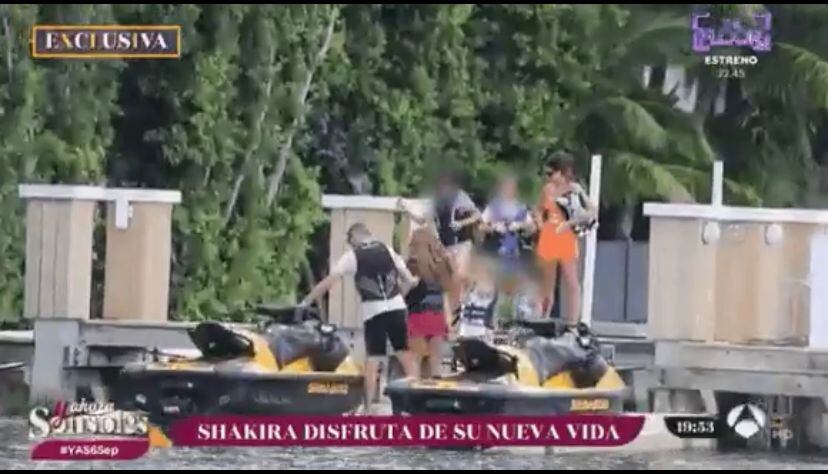 La cantante junto a sus hijos en una actividad acuática.