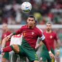 Cristiano Ronaldo de Portugal, al frente, y Granit Xhaka de Suiza luchan por el balón durante el partido de fútbol de octavos de final de la Copa Mundial entre Portugal y Suiza, en el Estadio Lusail en Lusail, Qatar, el martes 6 de diciembre de 2022.