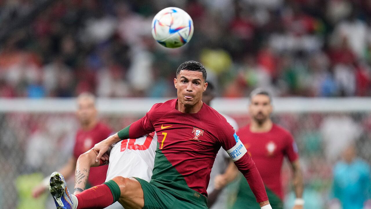 Cristiano Ronaldo de Portugal, al frente, y Granit Xhaka de Suiza luchan por el balón durante el partido de fútbol de octavos de final de la Copa Mundial entre Portugal y Suiza, en el Estadio Lusail en Lusail, Qatar, el martes 6 de diciembre de 2022.