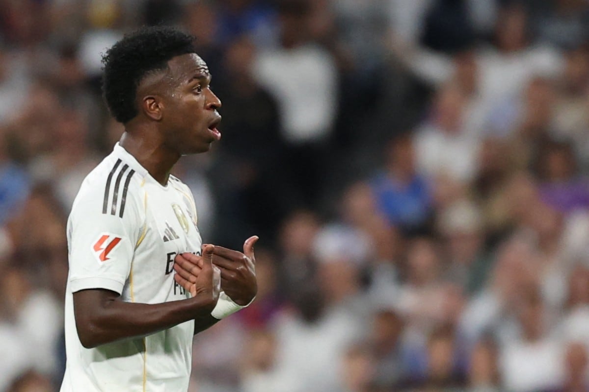 El delantero brasileño del Real Madrid, Vinicius Junior (#07), reacciona a su sustitución durante el partido de la liga española entre el Real Madrid CF y el FC Barcelona.