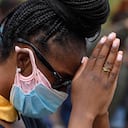 Una manifestante baja la cabeza para rezar durante un momento de silencio después de marchar hacía el Departamento de Policía de Hayward en California, el domingo 31 de mayo de 2020. Foto: Jose Carlos Fajardo / Grupo de Noticias del Área de la Bahía vía AP.