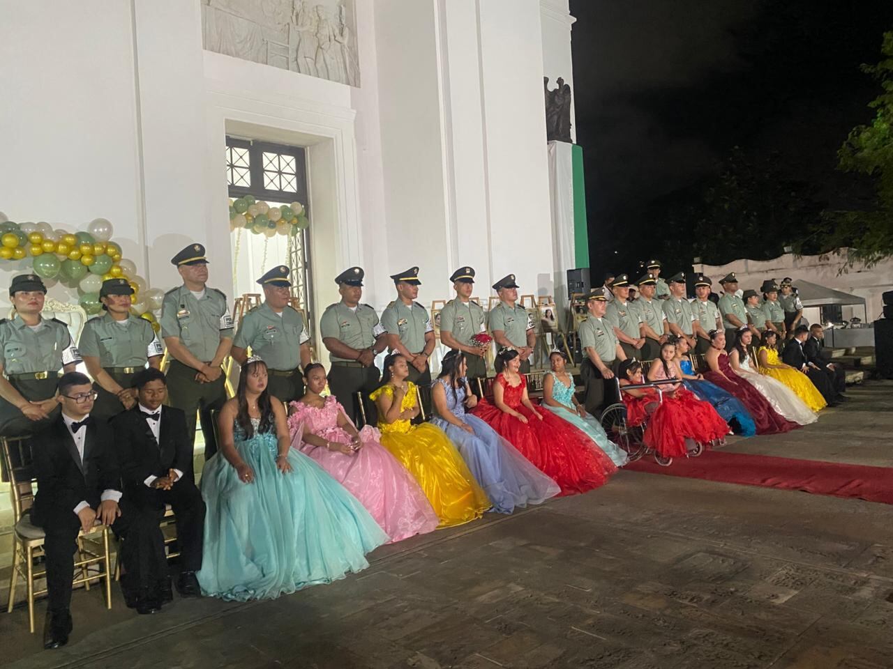 Policía comunitaria en celebración de cumpleaños de 16 niños con síndrome de Down en Santa Marta.