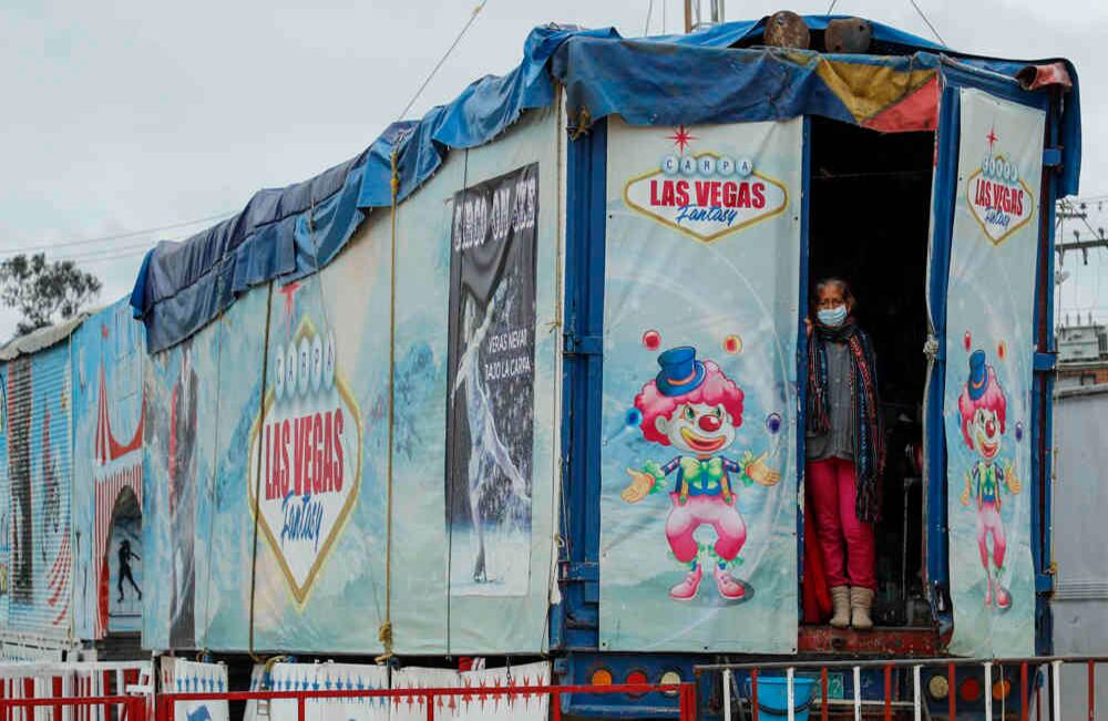 Luisa Danier tiene 59 años, 57 de ellos han transcurrido bajo la carpa de un circo. Ha sido bailarina, alambrista, payasa, acróbata e, incluso, parte del show suicida de cuatro motociclistas girando a altas velocidades dentro de una esfera. Hoy espera con paciencia el final del aislamiento. “Esta es una de las pruebas más difíciles de mi vida”, dice. Foto: Guillermo Torres SEMANA