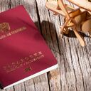 Pasaporte colombiano sobre fondo de madera imagen de primer plano