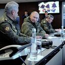 El presidente ruso Vladimir Putin (C), acompañado por el Ministro de Defensa Sergei Shoigu (L) y Valery Gerasimov, el jefe del Estado Mayor General ruso, supervisa los ejercicios militares 'Vostok-2022' en el campo de entrenamiento Sergeevskyi en las afueras de la ciudad de Ussuriysk en el Lejano Oriente ruso el 6 de septiembre de 2022.