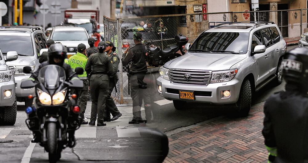    Un nuevo capítulo de las disputas internas en Palacio se conoció gracias a unos hombres de protección, quienes señalan haberse quedado sin trabajo. Aseguran que hay extralimitación de labores de funcionarios y oficiales de la Policía. 