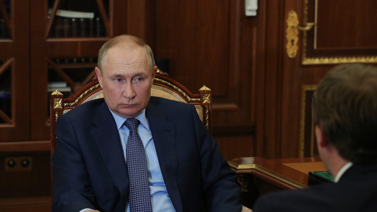 El decreto firmado por el presidente Vladimir Putin establece que quienes tengan pasaporte ucraniano y los habitantes de los territorios separatistas prorrusos de Donetsk y Lugansk (en el este de Ucrania) podrán permanecer en Rusia “sin limitación de plazo”.