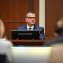 Sean Bett, un guardia de seguridad del actor estadounidense Johnny Depp, testifica durante una audiencia en el juzgado de circuito del condado de Fairfax en Fairfax, Virginia, el 19 de abril de 2022. - Depp está demandando a su ex esposa Amber Heard por difamación después de que ella escribió una op- ed artículo en The Washington Post en 2018 refiriéndose a sí misma como una figura pública que representa el abuso doméstico. (Foto de JIM WATSON / POOL / AFP)