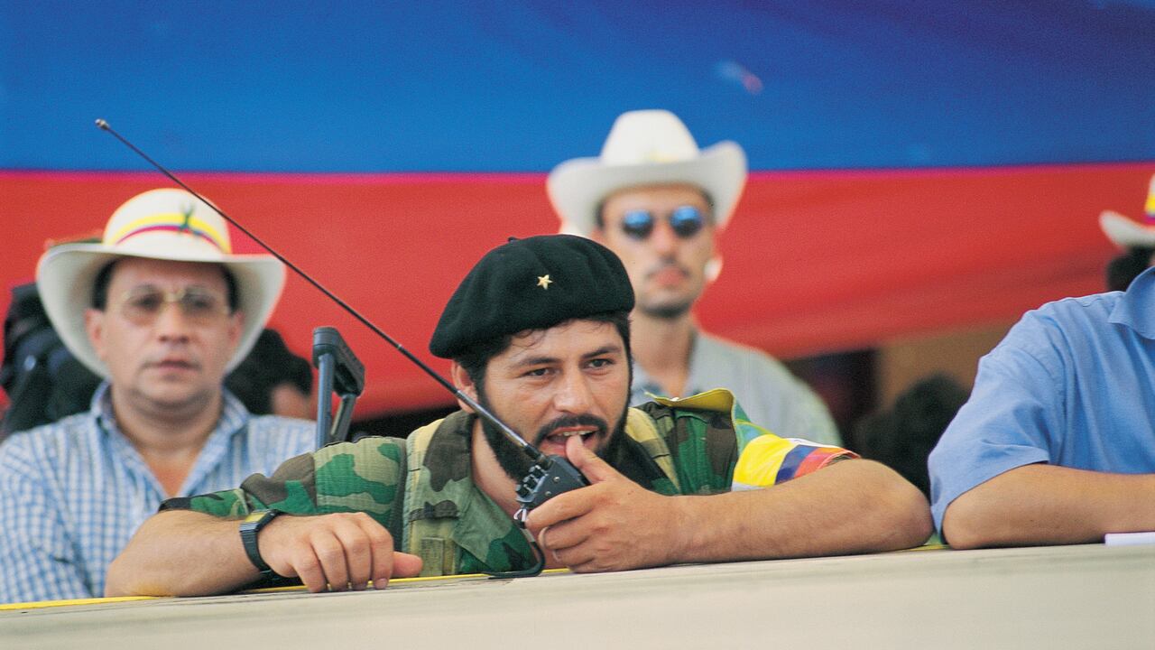 Jorge Briceño con Romaña. Guerrilleros de las Farc. Foto:León Dario Peláez. Ene 99