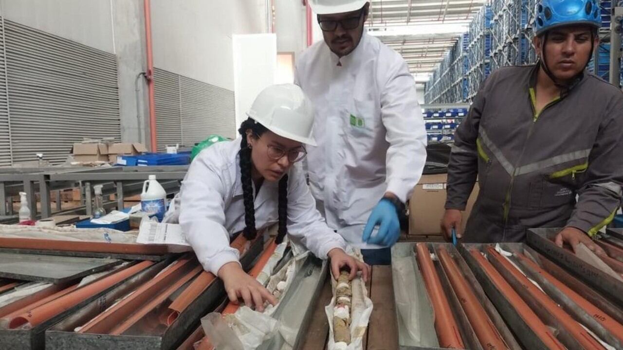 Lina Pérez-Ángel y sus colegas analizan el núcleo sedimentario de 580 metros extraído de la cuenca de Bogotá, Colombia.