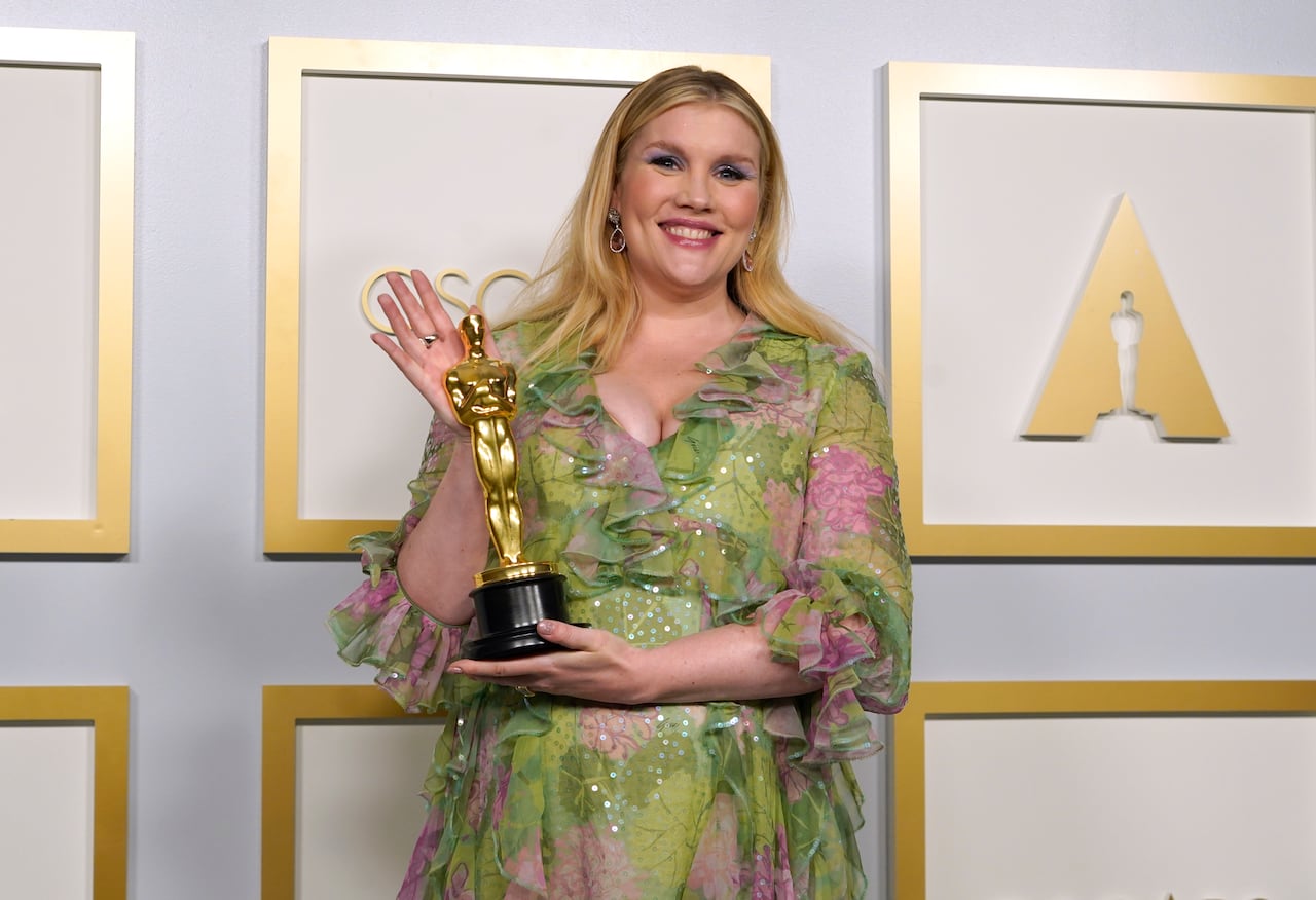 Emerald Fennell, ganadora del premio al mejor guión original por "Promising Young Woman", posa en la sala de prensa de los Oscar el domingo 25 de abril de 2021, en Union Station en Los Ángeles. AP Photo/Chris Pizzello, Pool