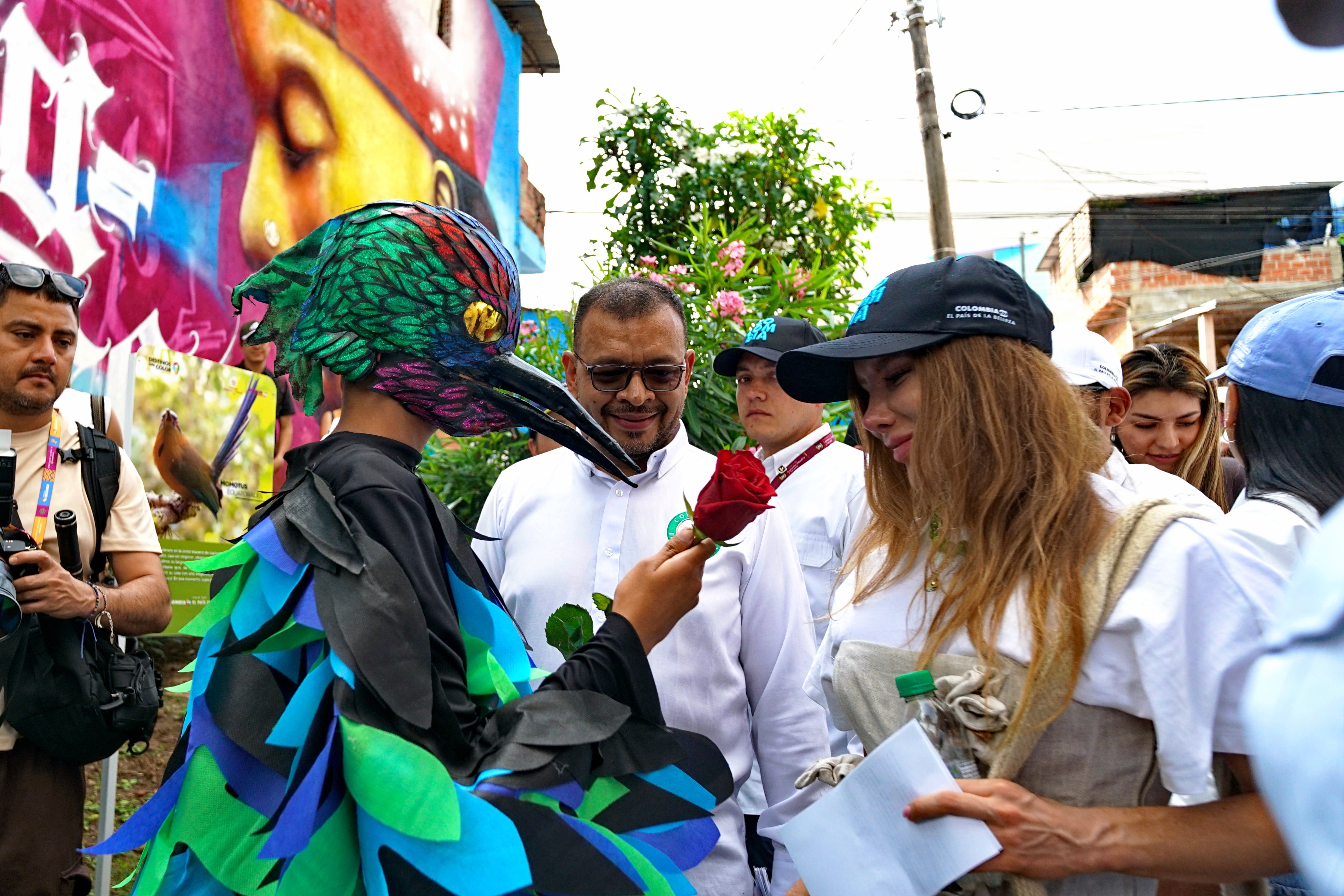 Diana Marcela Morales ministra de Comercio, Industria y Turismo, estuvo en la apertura oficial del corredor turístico de la comuna 20. Esta ruta turística comunitaria en Siloé, ofrece una experiencia cultural y comunitaria, destacando la historia, el arte, y las tradiciones del barrio. El recorrido, que puede realizarse a pie o a través del sistema MIO Cable. Es importante destacar la belleza de los murales pintados sobre las fachadas de las viviendas, que cuentan historias de sus habitantes. Foto Jorge Orozco