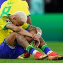 Neymar de Brasil se sienta en el banquillo después de que su equipo perdiera por penales el partido de fútbol de cuartos de final de la Copa del Mundo entre Croacia y Brasil, en el Education City Stadium en Al Rayyan, Qatar, el viernes 9 de diciembre de 2022.