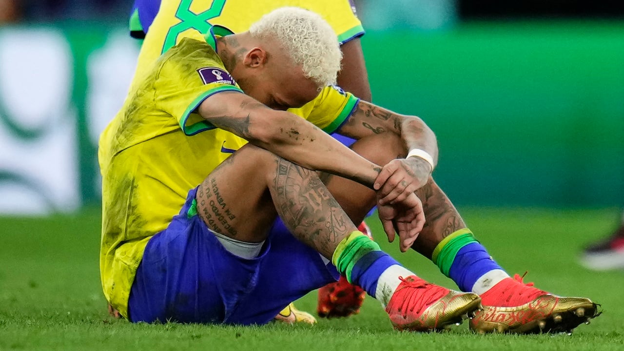 Neymar de Brasil se sienta en el banquillo después de que su equipo perdiera por penales el partido de fútbol de cuartos de final de la Copa del Mundo entre Croacia y Brasil, en el Education City Stadium en Al Rayyan, Qatar, el viernes 9 de diciembre de 2022.