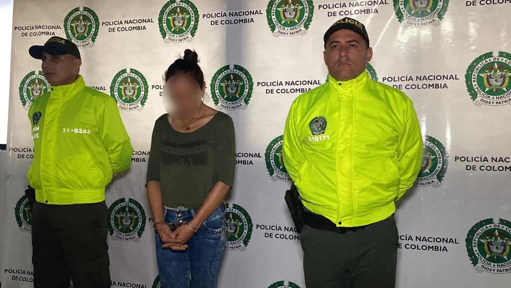 Deberá responder por el delito de hurto calificado y agravado.