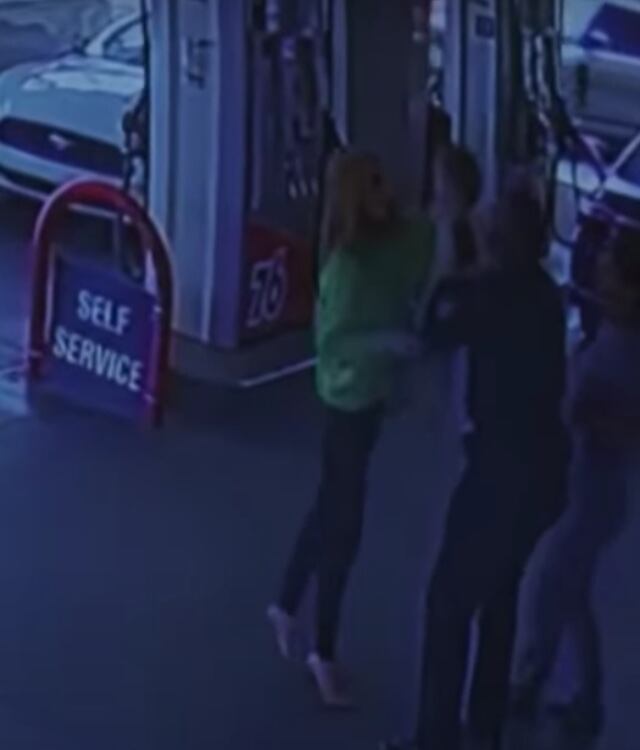 Momento en el que uno de los oficiales ayuda al bebé.