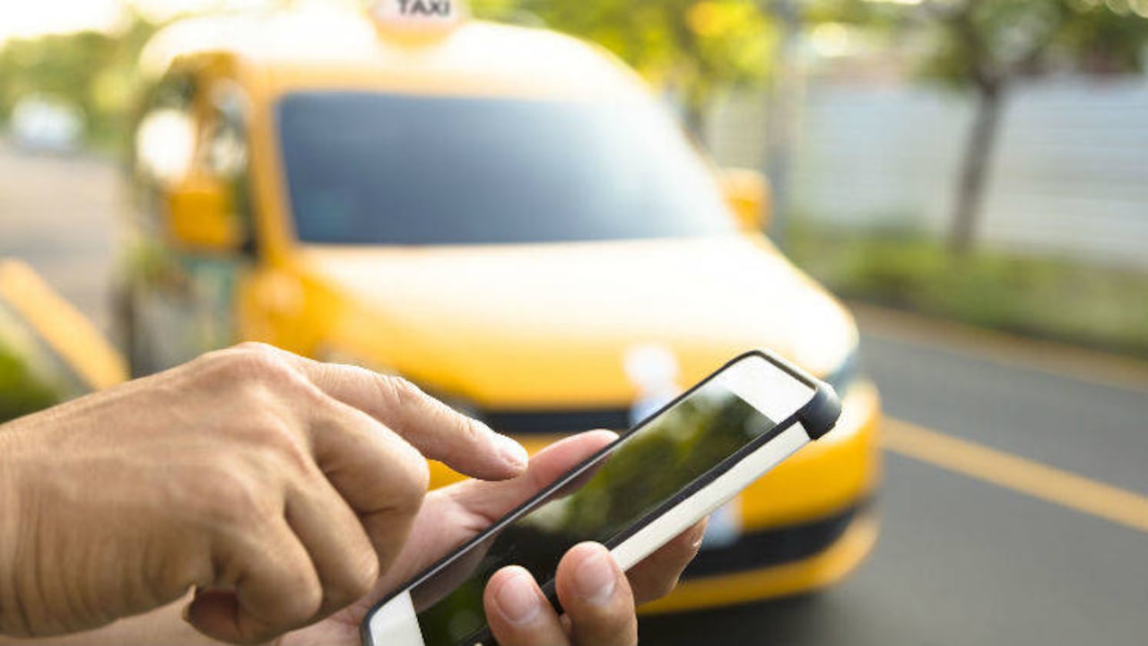 Una de las recomendaciones para evitar este delito es pedir el servicio a través de aplicaciones.