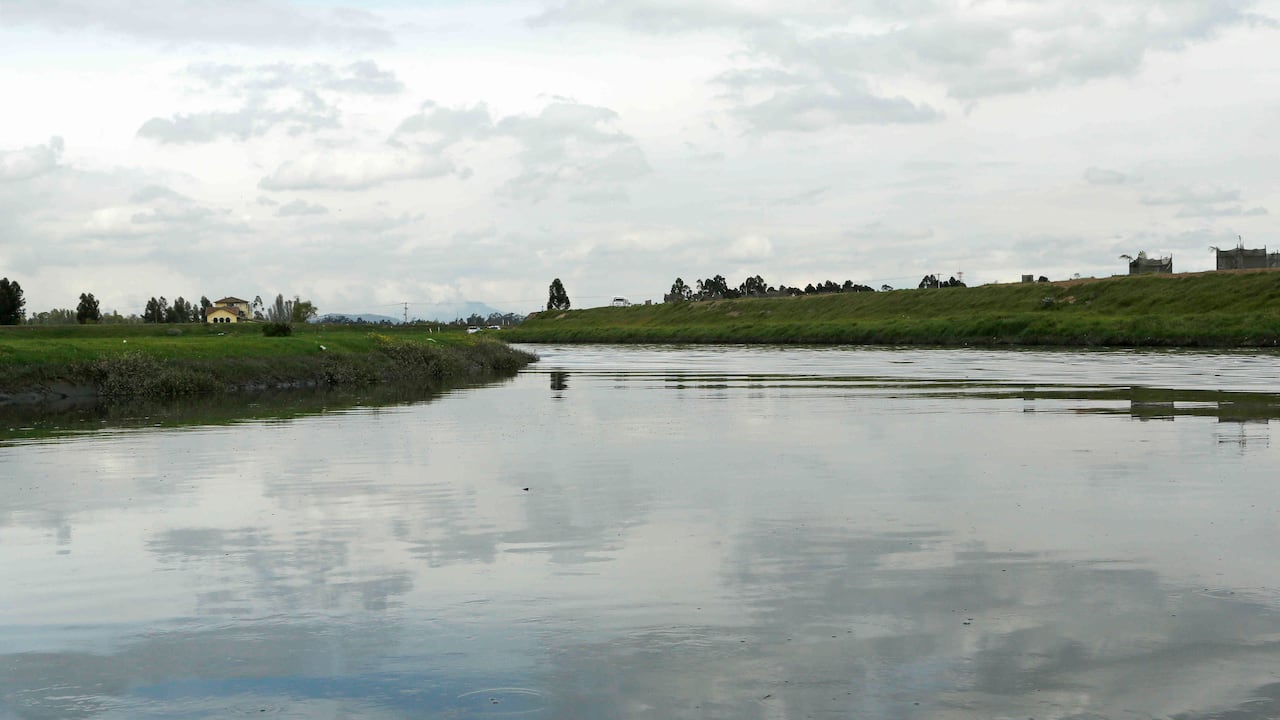 Solo en esos 68 kilómetros, de los 308 por los que se extiende, el río Bogotá capta el 80% de sus contaminantes.