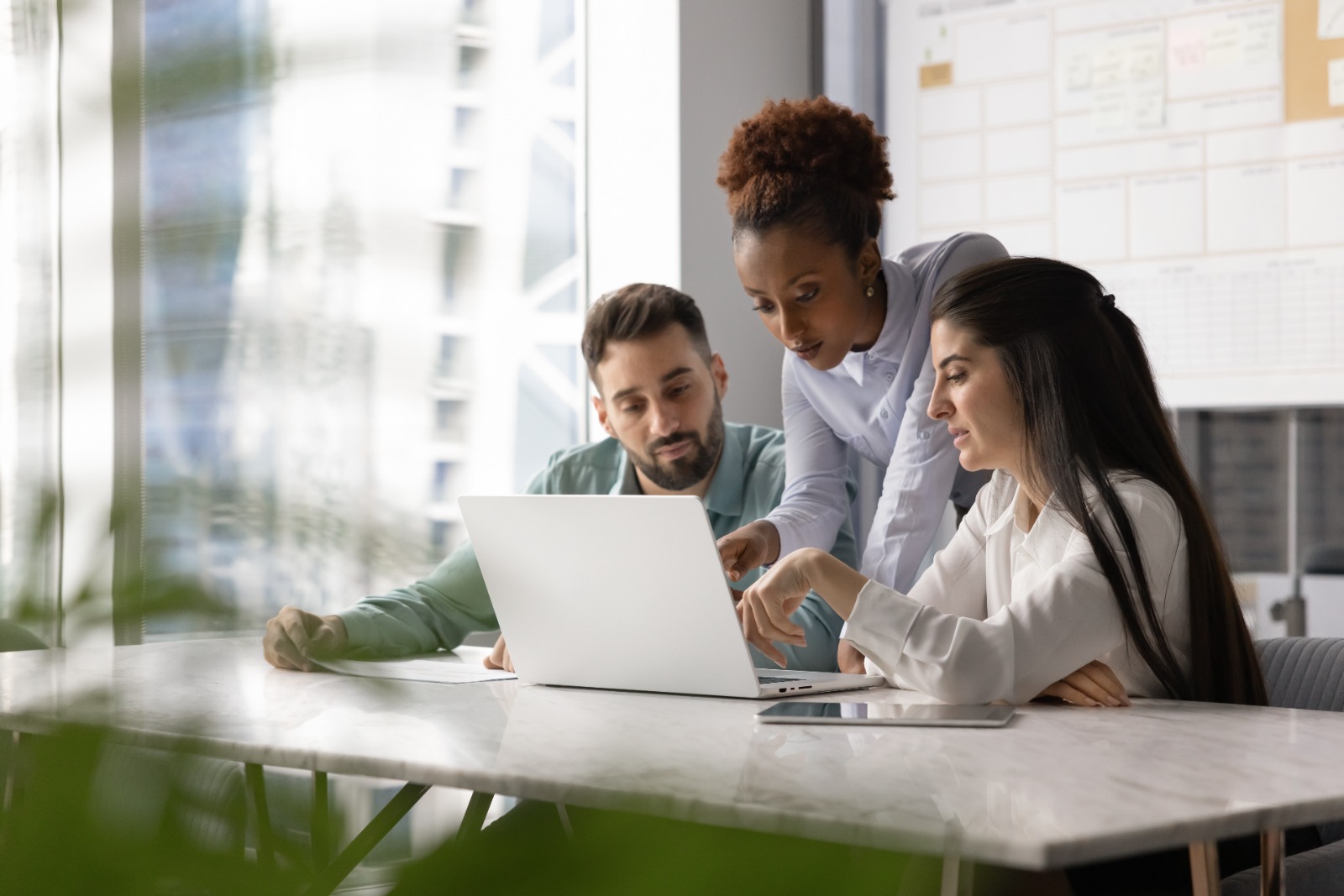 Las empresas exploran el uso de inteligencia artificial para potenciar el trabajo de sus equipos y mejorar sus resultados en un entorno económico desafiante.