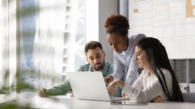 Las empresas exploran el uso de inteligencia artificial para potenciar el trabajo de sus equipos y mejorar sus resultados en un entorno económico desafiante.