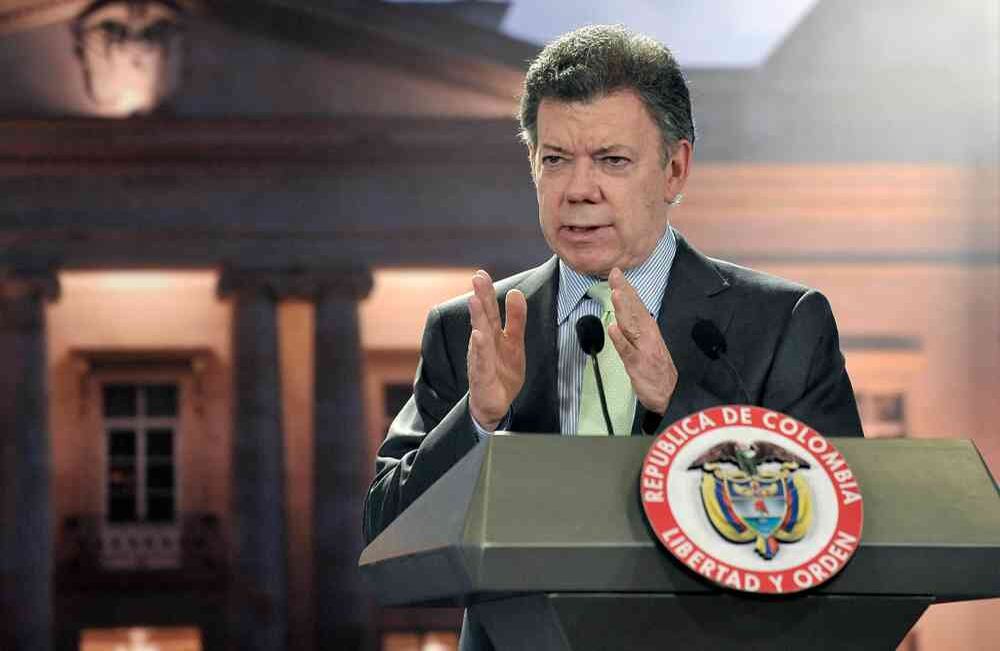 2012: La popularidad de Santos iba en picada: pasó de 64 por ciento en noviembre de 2011 a 47 por ciento en julio de 2012. Era la mitad de su primer mandato, hablaba de paz ambiguamente y no tenía contentos a sus electores, que en gran medida querían la continuidad de las políticas de Uribe.