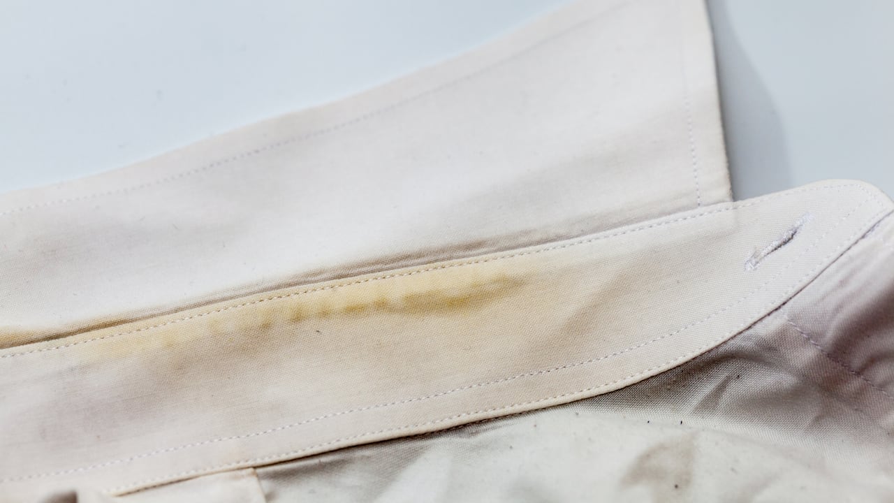 El color amarillo de los cuellos de la camisa puede eliminarse con trucos caseros.