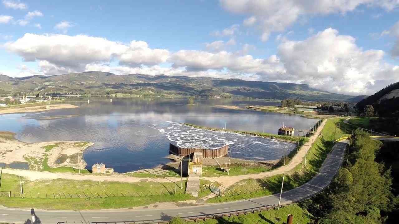 En el embalse del Muña, las aguas del río Bogotá generan más de 4.000 gigavatios por hora al año, que benefician a 2,5 millones de bogotanos.