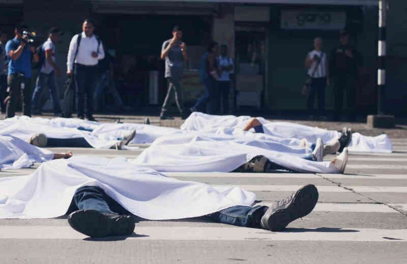 Acción simbólica #PareLaGuerra en Medellín. Foto: Andrea Osorio H.