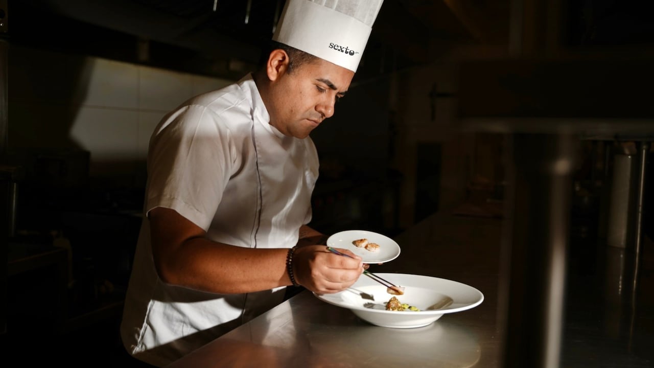 En Sexto Asador, cada corte, proteína y preparación pasan por una cocina diseñada alrededor del fuego.
